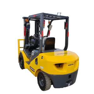 Chariot élévateur Komatsu d'occasion 3 tonnes, 4,5 mètres, 3 mât, déplacement latéral, chariot élévateur à moteur thermique d'origine japonaise - Product Image 1