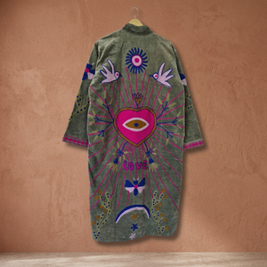 Abrigo largo de terciopelo gris hecho a mano al por mayor con apliques de ojo turco rosa, corazón sagrado, letras LOVE y motivos de pájaros. - Product Image 2
