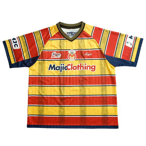 Camiseta de Fútbol Retro con Cuello en V y Rayas, Sublimación con Estampado Personalizado del Emblema del Equipo, Transpirable, Holgada, de Manga Corta para Verano - Product Image 2