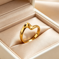 Bague en acier inoxydable plaqué or 18 carats, surface lisse, forme vague irrégulière, cercle courbé Möbius, design de niche