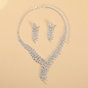 Accesorios al por Mayor: Conjunto <span class=keywords><strong>de</strong></span> <span class=keywords><strong>Collar</strong></span> con <span class=keywords><strong>Copo</strong></span> <span class=keywords><strong>de</strong></span> <span class=keywords><strong>Nieve</strong></span> y Pendientes <span class=keywords><strong>de</strong></span> Cadena con Garra para Mujer - Sencillo Regalo <span class=keywords><strong>de</strong></span> Joyería para Novia y Fiesta <span class=keywords><strong>de</strong></span> Cumpleaños - Product Image 2
