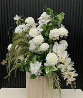 Boule de fleurs artificielle haut de gamme PPS en soie verte et blanche de 60 cm pour centre de table de mariage et événements