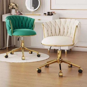 Chaise de bureau en tissu au design moderne et luxueux, avec clous dorés, tabouret de chambre à coucher, chaise d'ordinateur pour la maison, chaise de coiffeuse - Product Image 3
