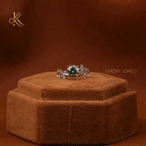 แหวนหมั้นเพชรที่เติบโตขึ้นในแล็บที่สวยงามสวยงามสวยงามและเปล่งประกายกลมแวววาวเหมาะสำหรับการแสดงความรัก - Product Image 5