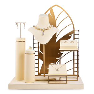 Espositore per Gioielli in Microfibra Beige CHEN LU con Finitura in Metallo Spazzolato Oro Espositore per Gioielli da Vetrina - Product Image 2