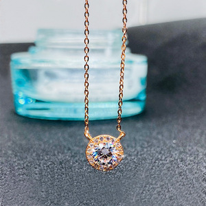Collana Minimalista con Ciondolo a Rosa per Donne, Catena Versatile per Clavicola - Product Image 1