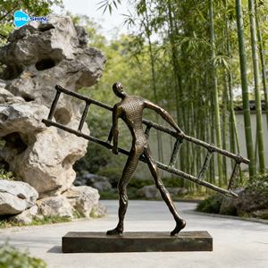 Escultura de Bronce Personalizada de un Bombero con Escalera, Estatua de Arte Público para Exteriores, Fundición con Acabado Antiguo - Product Image 3