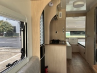 Caravane de voyage tout-terrain de luxe de 7 m à double essieu avec système AL-KO AKS, camping-car moderne léger en aluminium pour 4 à 6 personnes