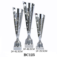 Trophées en métal sur mesure de vente chaude Trophée masculin de qualité pour les plaques de récompense de karaté et de boxe