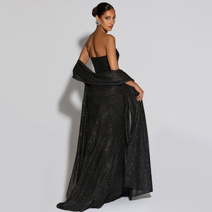 Vestido de noche sin tirantes, de un solo hombro, ajustado, con capas transparentes y recortes, largo, negro, para mujer. - Product Image 2