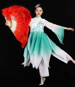 Éventails de danse faits à la main en bambou peint avec des fleurs écologiques, revêtement en soie, disponibles en 33 cm * 68 cm, pour les cérémonies de remise de diplômes - Product Image 3