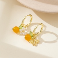 Modieuze oranje nepfruit honingbij-hoepeloorbel voor dames, elegante bloemenoorbellen, geschikt voor het dragen van sieradengeschenken