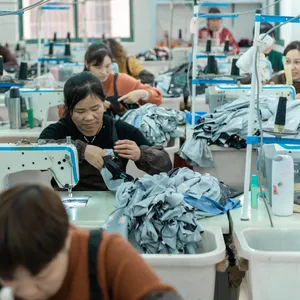 ملابس نسائية صينية من مصنع Bsci حد أدنى منخفض لكمية الطلب 17 عامًا Aql 2.5 جودة ملابس نسائية مصنعة خصيصًا للنساء