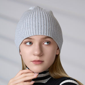 Fabricante de prendas de punto, gorro de punto personalizado para clima frío, suave y cálido, esencial para el invierno, gorro de punto acanalado minimalista con pompón. - Product Image 4