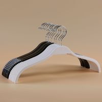 Cintres flexibles durables blancs et noirs en plastique pour manteaux, costumes, chemises, pyjamas, jupes, pantalons, jeans, avec logo personnalisé