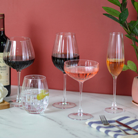 Verres en gros : Flûtes à champagne et gobelets de luxe à bord doré et lignes verticales pour hôtels, mariages et événements – Marketing US