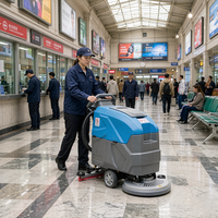 Autolaveuse autotractée à batterie avec une puissance d'aspiration de 550 W, laveuse de sols de qualité commerciale pour les halls d'attente des gares ferrovières