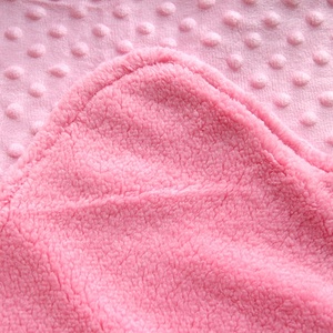 Couverture chaude en molleton de velours micro à pois en relief pour la sécurité psychologique de Bady - Product Image 4