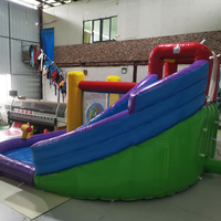 Château gonflable à double toboggan aquatique avec pistolets à eau pour les fêtes d'enfants.