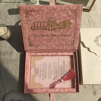 Caixa de Convite de Casamento Luxuosa em Veludo Rosa com Estampa em Folha de Ouro, Logotipo Personalizado, Franja, Papelaria Elegante para Noivado e Gala