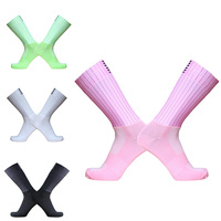 Chaussettes de cyclisme aérodynamiques professionnelles OEM en gros avec logo personnalisé, antidérapantes, sans couture, en silicone, pour la course à pied et le vélo de route, livraison DDP
