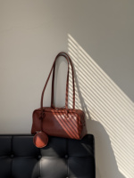 Proveedor de Bolsos de Cuero Curtido Vegetalmente Crystal, Bolso Boston East West, Bolso de Hombro Tipo Barril Alargado, Venta al por Mayor y Lotes