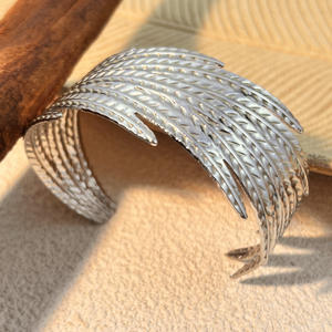 Bracelet unisexe en acier inoxydable plaqué or véritable 18 carats, non décolorant, simple et élégant, motif plume, idéal pour cadeau, vacances, soirées - Product Image 4