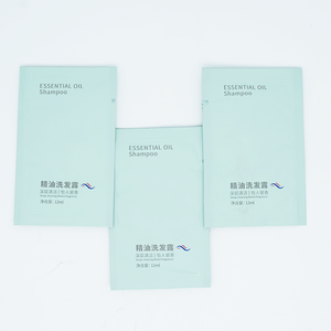 Kit de produits de toilette essentiels pour hôtel, format voyage, en sachets individuels, comprenant shampoing, après-shampoing et gel douche jetables - Product Image 2