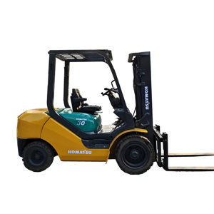 Montacargas Komatsu FD30 Usado de 3 Toneladas con Mástil de Dos Etapas, Motor Diésel Japonés, Desplazador Lateral Hidráulico y Neumáticos Sólidos - Product Image 1