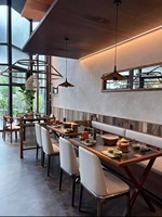 Ensemble de table et de chaises de salle à manger pour restaurant commercial personnalisé, style moderne industriel, écologique, durable, confortable, appartement, café, bistrot, hôtel
