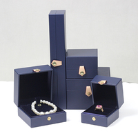 Vente en gros de bagues boucles d'oreilles bracelet collier pendentif en cuir PU boîte de rangement de bijoux avec logo personnalisé boîte cadeau de bijoux