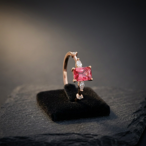 Bague en laiton plaqué rhodium imitation avec pierre carrée en oxyde de zirconium taille émeraude rouge, classique pour fiançailles et mariage - Product Image 1