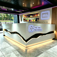 Comptoir de bar en surface solide blanche pour restaurant, hôtel, lounge bar avec logo
