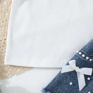 Completo Estivo per Ragazze in Stile Europeo e Americano, T-shirt Bianca Senza Maniche con Volant, Perle e Fiocchi, <span class=keywords><strong>Shorts</strong></span> in Denim, Set 2 Pezzi - Product Image 4