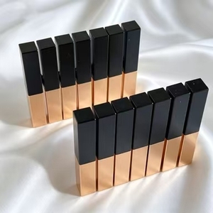 Lápiz labial en tubo dorado con textura mate aterciopelada para iluminar el tono de la piel, resistente al agua y de larga duración, opciones clásicas en varios colores. - Product Image 5