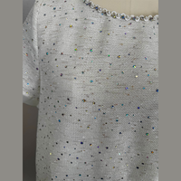 Robe Courte Blanche en Tweed pour Femme, Ornée de Cristaux, Coupe Boucle, Bordure Perles, Encolure Festonnée, Ourlet Transparent et Poignets à Volants