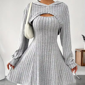 Ensemble de 2 pièces : Haut court élégant à manches longues en tricot uni à capuche et robe courte à bretelles avec châle à capuche longueur genou - Product Image 1