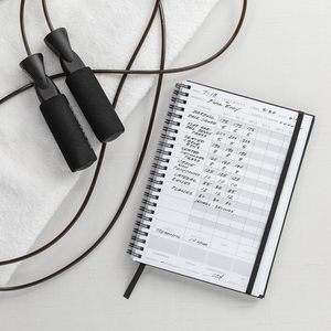 Planificador de entrenamiento detallado y libro de registro diario de fitness para rastrear y aplastar sus objetivos de gimnasio con nutrición y rastreador de progreso - Product Image 5