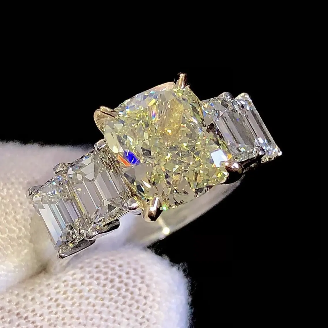 New Trendy White Gold S925 Silver 10K 14K 18K Solid Gold High Quality Vivid Yellow Color Moissanite Diamond Engagement Rings