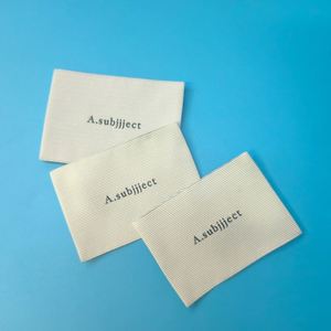Etiquetas Tejidas Personalizables de Alta Calidad, Etiquetas de Cuello de Tela con Logotipo Privado para una Identidad de Marca Única en Prendas de Vestir - Product Image 1
