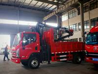 Gru forestale per il carico di tronchi su camion