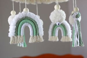 Décoration murale en macramé arc-en-ciel faite à la main, personnalisée, tissée, avec pompons, style bohème neutre, pour enfants - Product Image 6