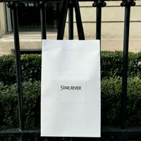 Sac shopping en papier blanc mat de luxe personnalisé, avec poignée en ruban satiné, grand sac cadeau en papier vertical pour boutique de cosmétiques