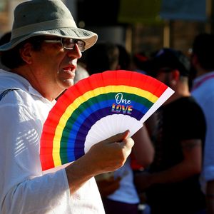 Bán Buôn Rất Nhiều Cầu Vồng Niềm Tự Hào Giấy Người Hâm Mộ Tay Quảng Cáo Di Động Gấp <span class=keywords><strong>Fan</strong></span> Biểu Tượng Tùy Chỉnh In Nhựa Hawaii Cờ Tay <span class=keywords><strong>Fan</strong></span> Hâm Mộ - Product Image 6