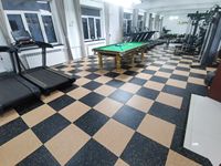 Revêtement de sol en caoutchouc couleur personnalisée avec options de granulés EPDM pour projets de fitness de marque – Fourniture OEM