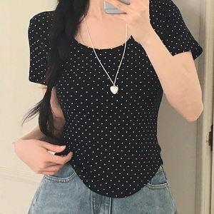 Camiseta informal y minimalista con estampado de lunares, cuello redondo, corte ajustado, versátil, de manga corta y dobladillo irregular. - Product Image 2