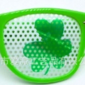 แว่นตาปาร์ตี้รูปโคลเวอร์ กรอบพลาสติกสีเขียว ตกแต่งวันเซนต์แพทริค - Product Image 2
