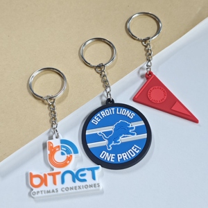 Llaveros de PVC flotantes de plástico con logotipo personalizado al por mayor para grabado láser, accesorios colgantes para bolsos de joyería de anime - Product Image 5