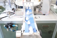 Tubes en plastique automatiques pour comprimés effervescents, avec machine d'assemblage de bouchons déshydratants