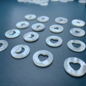 Venta al por mayor de concha de nácar natural moneda redonda Cruz corazón <span class=keywords><strong>Luna</strong></span> estrella colgantes encantos cuentas sueltas para la fabricación de joyas - Product Image 3